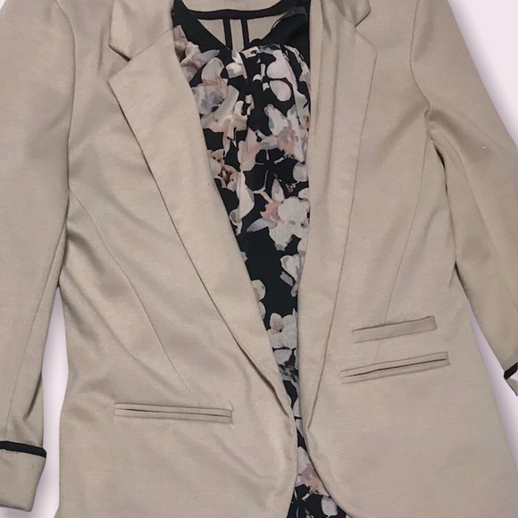 🌟SALE 2/$10.00‼️ SUZY SHIER Women’s 3/4 sleeve Blazer / Beige and Black size M - Picture 6 of 7